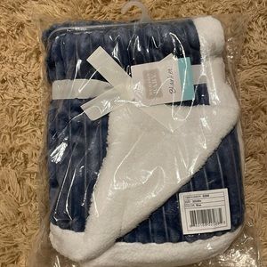 NIB blue 30x40in sherpa baby blanket